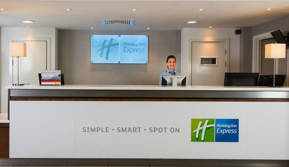 Holiday Inn Express London-Wimbledon-South, An Ihg Hotel Bagian luar foto